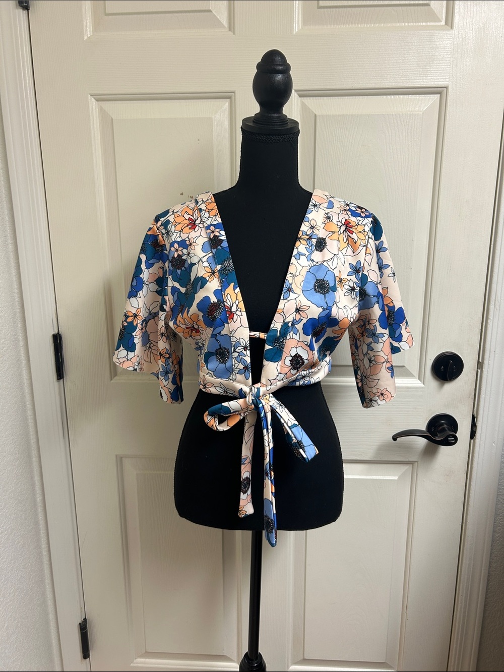 Zara floral crop top, deep V-neckline, tie-front detail,flowing short sleeves, S